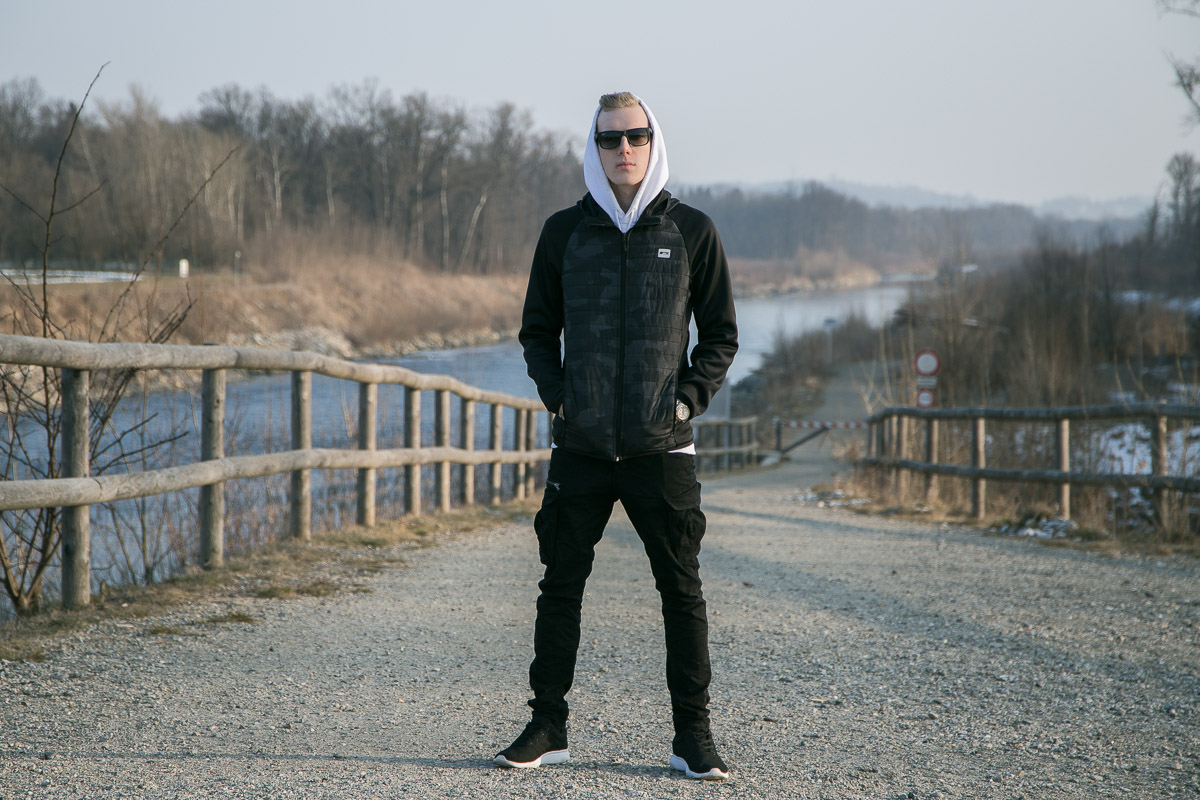 MY STYLE Black & White Kapuzenpulli mit Cargohose von Jack & Jones